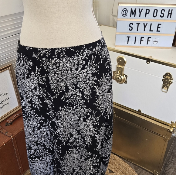 BEAUTIFUL BLACK FOREVER 21 MAXI SKIRT WITH WHITE FLORAL PATTERN 🖤🤍 - Picture 2 of 10